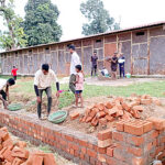 ” ग्राम युवा संगठन ” आमागढ़ द्वारा अपने श्रमदान से बना रहे हाईस्कूल मैदान में संचालन मंच