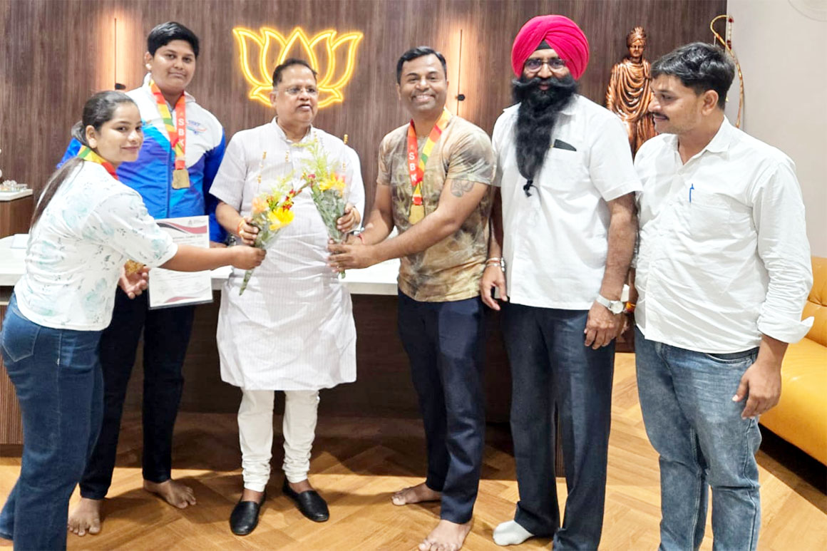 स्वर्ण विजेता पावरलिफ्टिंग के खिलाड़ियों ने की विधायक अमर अग्रवाल से मुलाकात