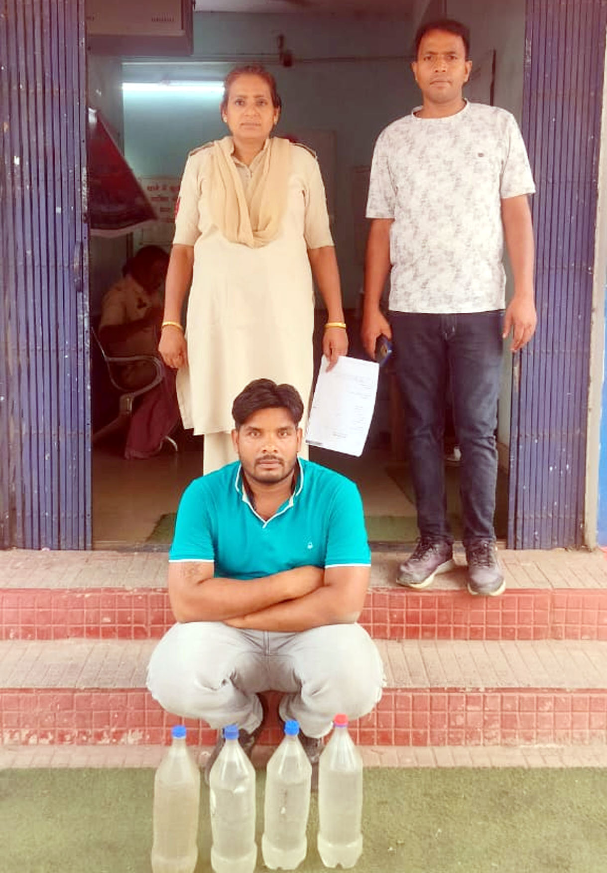 बरघाट में अवैध शराब बेचते युवक को घरघोड़ा पुलिस ने पकड़ा, 8 लीटर महुआ शराब, शराब बिक्री रकम जब्त