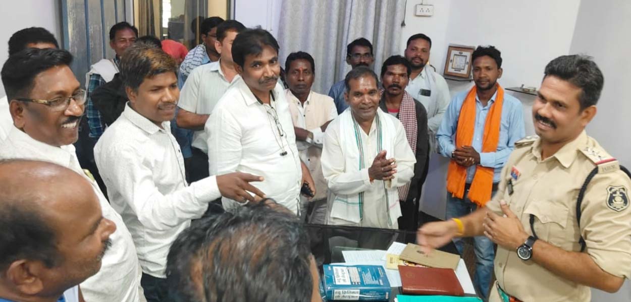 जातिगत उत्पीड़न मामले में आरोपी की नहीं हुई गिरफ्तारी, समाज के लोगों में आक्रोश, पहुंचे थाना