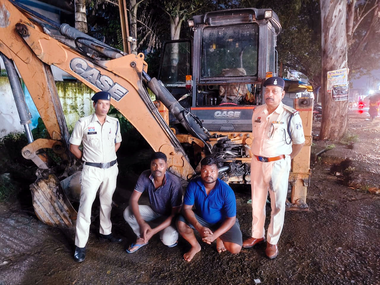 शराब के लिए पैसे नहीं देने पर लूटा जेसीबी , पुलिस ने छह घंटे के भीतर दो आरोपी को किया गिरफ्तार
