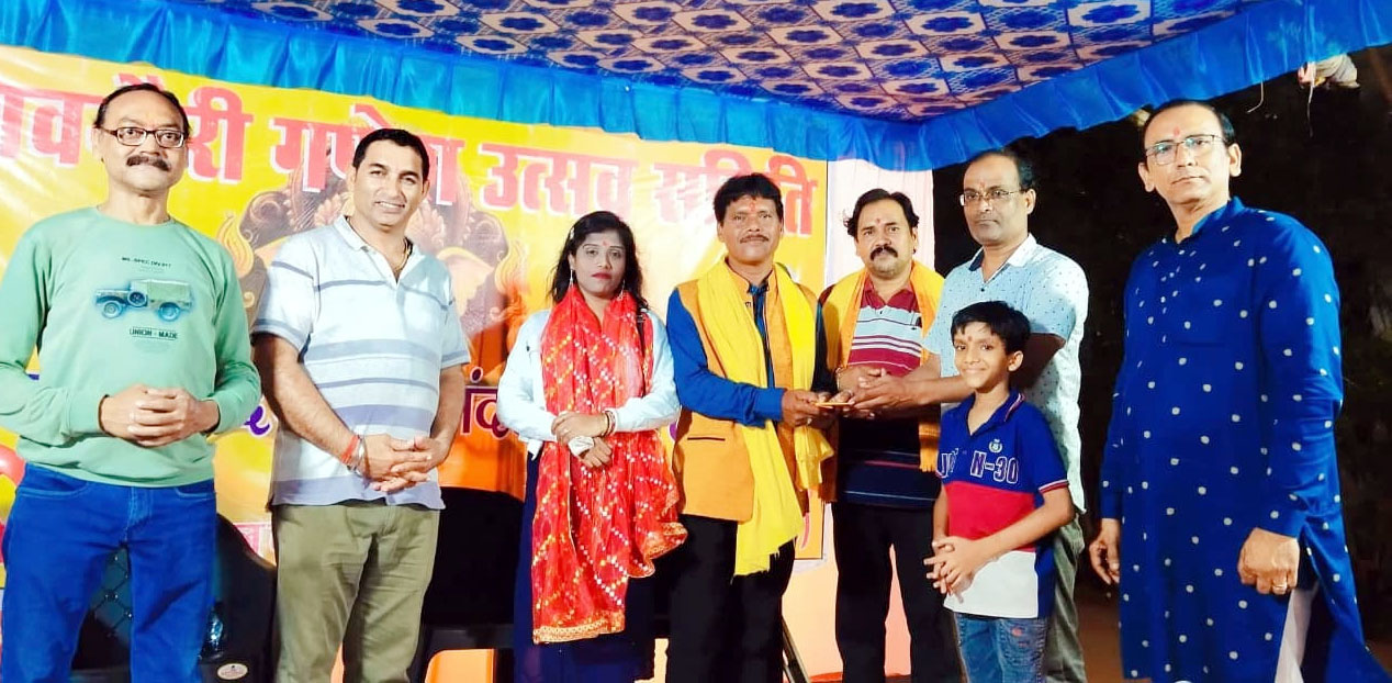 कराओके में पवन शर्मा की टीम और आरती थाल सजाओ प्रतियोगिता में महिलाओं ने लिया भाग