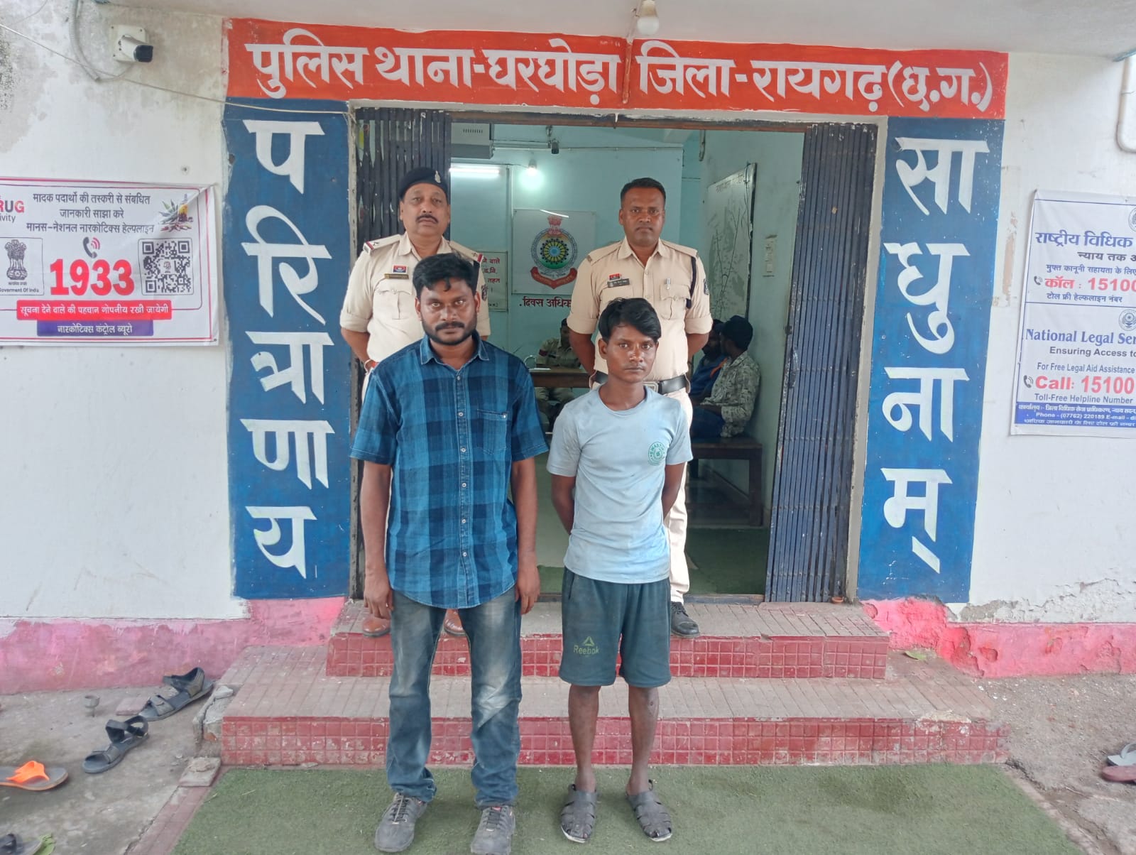 ढाबा बुलाकर युवक से मारपीट, घरघोड़ा पुलिस ने निगरानी बदमाश मनोज झरिया और साथी को हथियार सहित किया गिरफ्तार ढाबा बुलाकर युवक से मारपीट, घरघोड़ा पुलिस ने निगरानी बदमाश मनोज झरिया और साथी को हथियार सहित किया गिरफ्तार