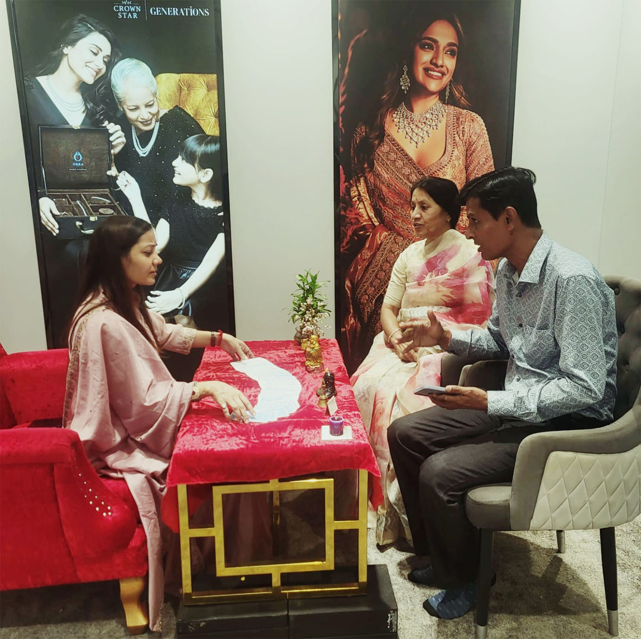 हैदराबाद से पहुंची टैरो कार्ड रीडर से महिलाओं ने पूछे बच्चों के करियर और स्वास्थ्य को लेकर सवाल