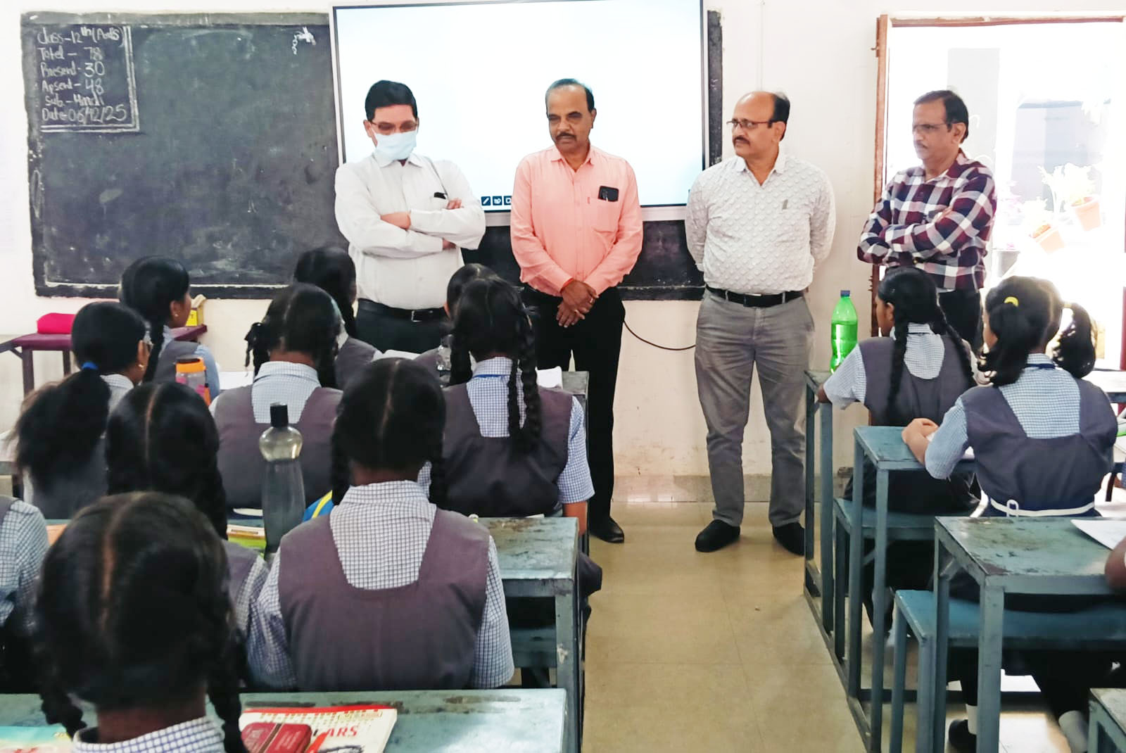 कन्या माध्यमिक शाला घरघोड़ा का जिला शिक्षा अधिकारी के.व्ही. राव ने किया निरीक्षण