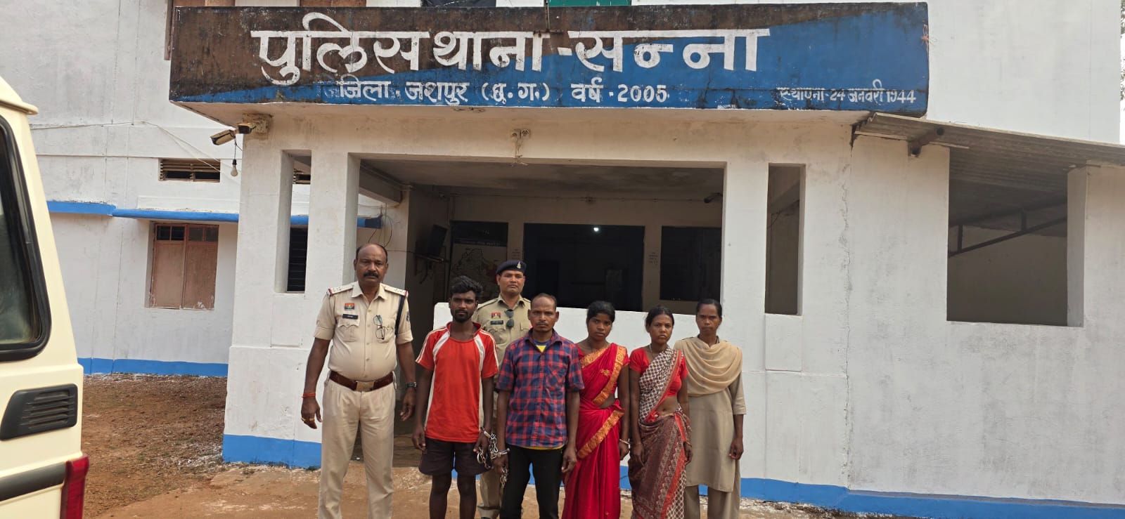 जादू-टोने के शक में महिला की निर्मम हत्या, पति और सौतन समेत 4 गिरफ्तार जादू-टोने के शक में महिला की निर्मम हत्या, पति और सौतन समेत 4 गिरफ्तार