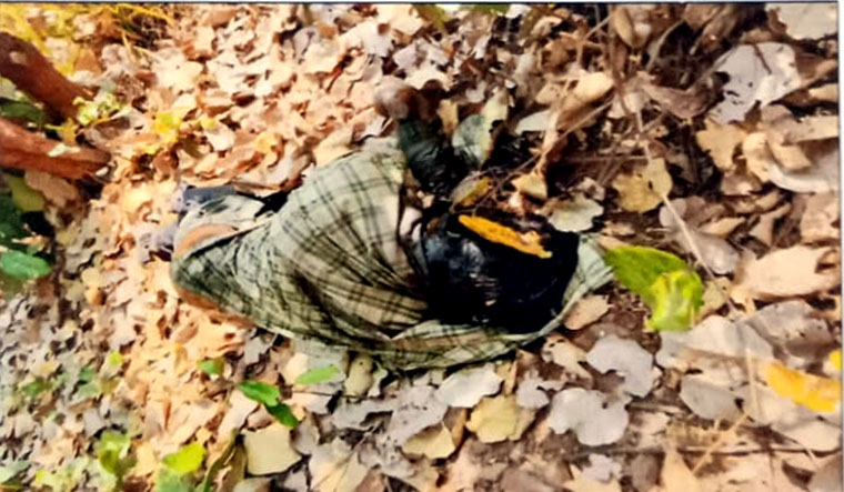 करमीटोंगरी जंगल में अज्ञात शव मिलने से सनसनी, पहचान के लिए पुलिस की अपील
