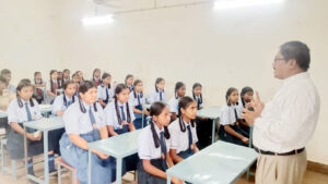 जिला शिक्षा अधिकारी ने छर्राटांगर पहुँच कर छात्राओं से किया संवाद