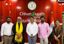 रायपुर : ‘भारत भाग्य विधाता‘ फिल्म के लेखक-निर्देशक श्री मनोज तापड़िया तथा फिल्म निर्माता श्री आदि शर्मा ने की छत्तीसगढ़ टूरिज्म बोर्ड के एमडी श्री विवेक आचार्य से सौजन्य मुलाकात