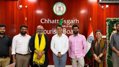 रायपुर : ‘भारत भाग्य विधाता‘ फिल्म के लेखक-निर्देशक श्री मनोज तापड़िया तथा फिल्म निर्माता श्री आदि शर्मा ने की छत्तीसगढ़ टूरिज्म बोर्ड के एमडी श्री विवेक आचार्य से सौजन्य मुलाकात
