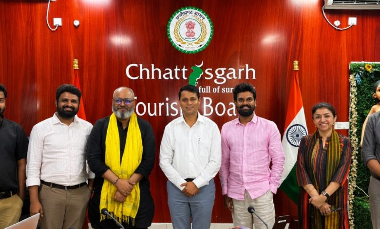 रायपुर : ‘भारत भाग्य विधाता‘ फिल्म के लेखक-निर्देशक श्री मनोज तापड़िया तथा फिल्म निर्माता श्री आदि शर्मा ने की छत्तीसगढ़ टूरिज्म बोर्ड के एमडी श्री विवेक आचार्य से सौजन्य मुलाकात