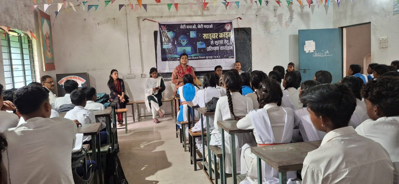 बेटी बचाओ-बेटी पढ़ाओ अभियान : गिरवरगंज में छात्राओं को आत्मरक्षा, साइबर सुरक्षा और महिला अधिकारों का मिला प्रशिक्षण