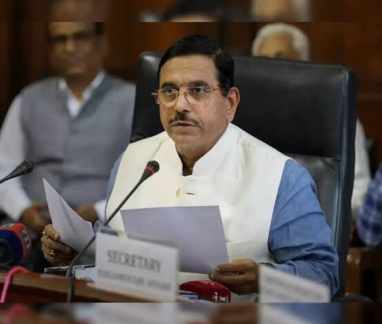 प्रह्लाद जोशी को मिला शिक्षा मंत्रालय का अतिरिक्त प्रभार