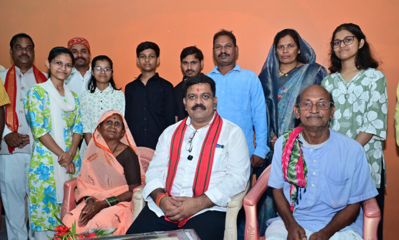 तीन बहनों ने एक साथ पास की नीट परीक्षा, उप मुख्यमंत्री श्री विजय शर्मा ने घर पहुंचकर दी बधाई