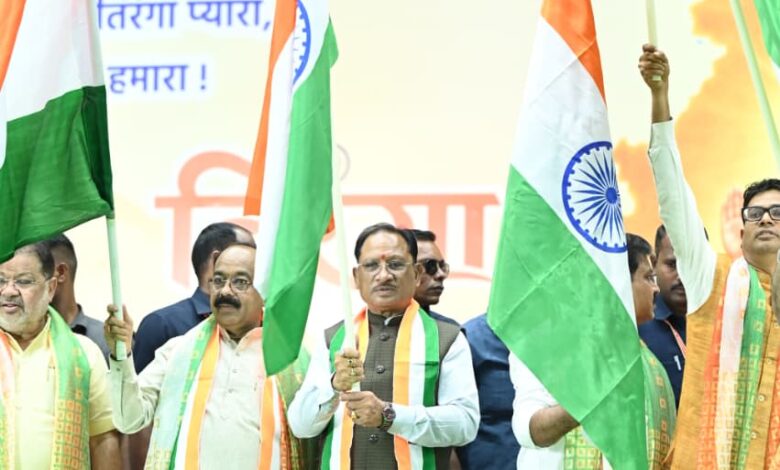 रायपुर : मुख्यमंत्री श्री विष्णु देव साय ने हाथ में तिरंगा थामकर किया भव्य तिरंगा यात्रा का नेतृत्व