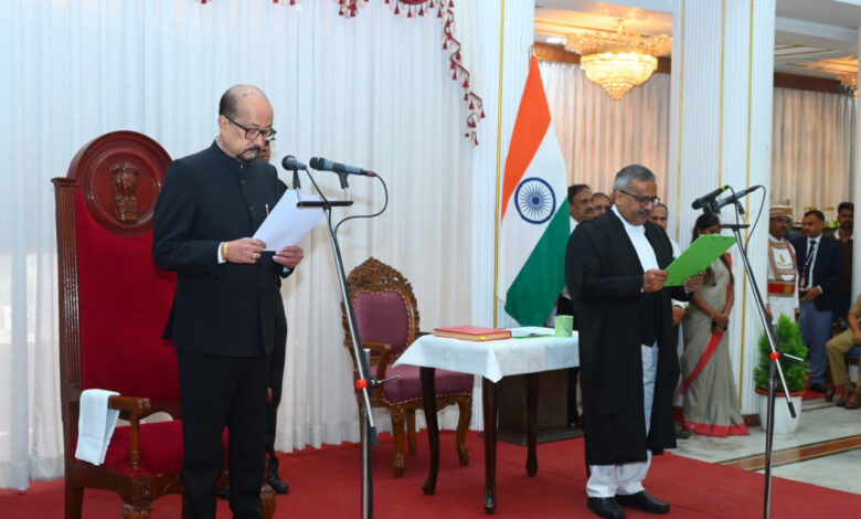 राज्यपाल श्री डेका ने न्यायाधिपति श्री कृष्न राम महापात्र को छत्तीसगढ़ उच्च न्यायालय के मुख्य न्यायाधीश पद की दिलाई शपथ
