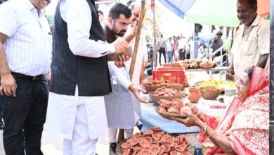 मिट्टी के दीये से बड़ा संदेश: CM साय ने मीरा से खरीदारी कर बढ़ाया स्वावलंबन का हौसला