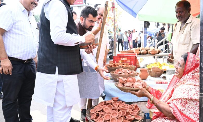 मिट्टी के दीये से बड़ा संदेश: CM साय ने मीरा से खरीदारी कर बढ़ाया स्वावलंबन का हौसला