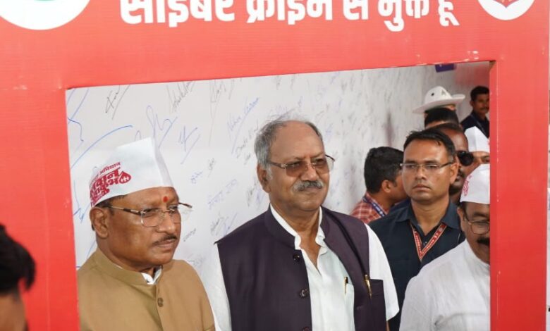 साइबर जागृति एवं साइबर संकल्प अभियान के तहत माननीय मुख्यमंत्री महोदय श्री विष्णु देव साय जी ने साइबर क्राइम के विरुद्ध जागरूकता का संदेश देते हुए ली साइबर जागृति सेल्फी।