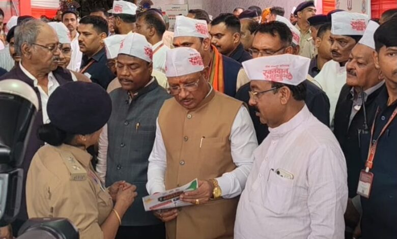 सड़क सुरक्षा संकल्प अभियान के तहत  माननीय मुख्यमंत्री श्री विष्णु देव साय जी ने सड़क सुरक्षा संकल्प पोस्टर पर हस्ताक्षर कर  सुरक्षित यातायात का संकल्प लिया