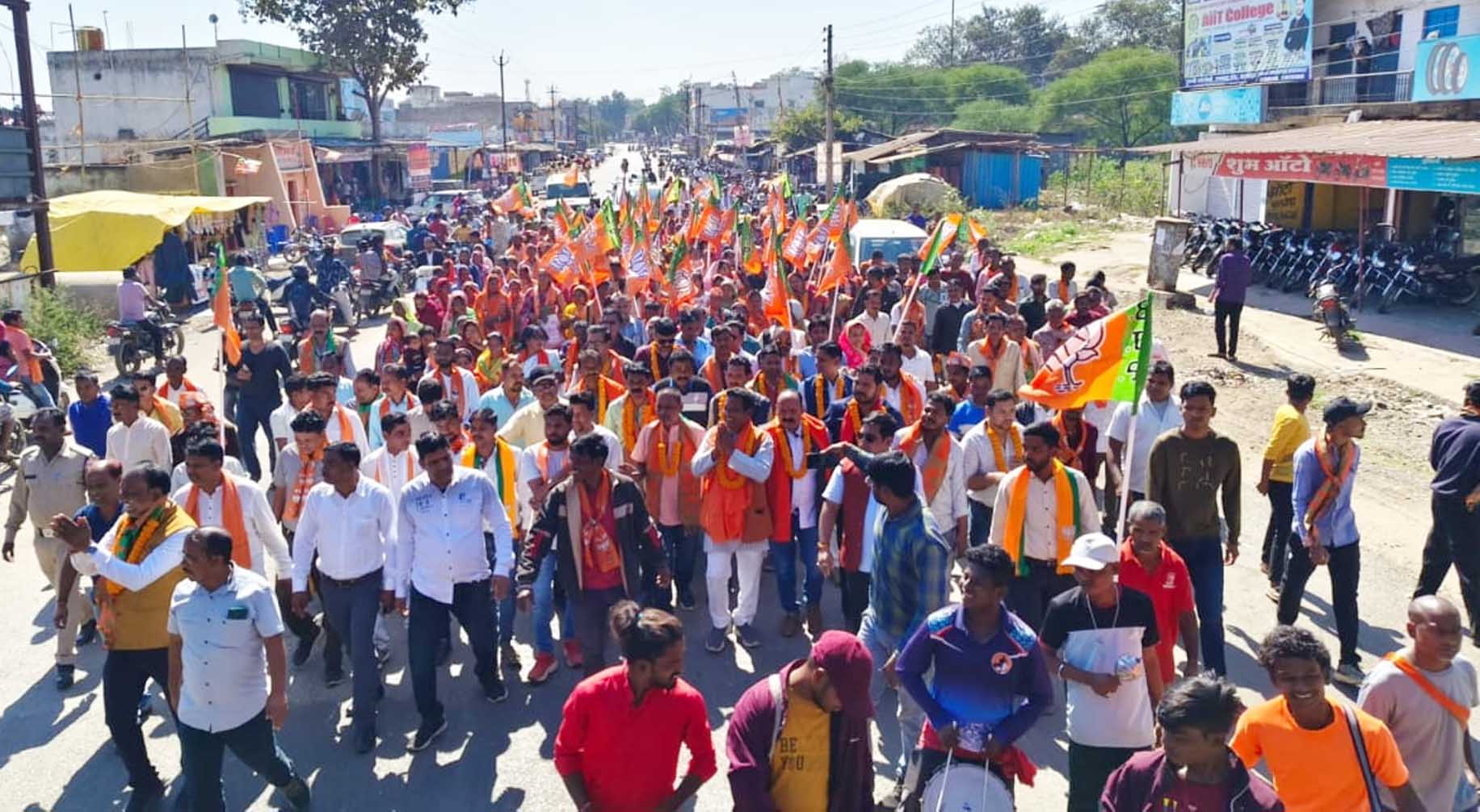 सांसद राधेश्याम राठिया ने नपं अध्यक्ष प्रत्याशी सुनील ठाकुर सहित 15 वार्डो के भाजपा पार्षद प्रत्याशियों के लिए वोट माँगा