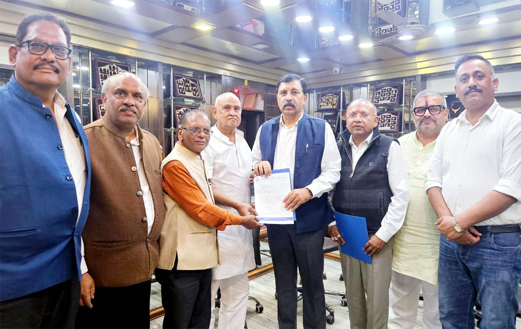 चेम्बर चुनाव की प्रक्रिया शुरू करने मुख्य चुनाव अधिकारी से मिला प्रतिनिधि मंडल, सौंपे आदेश की प्रति