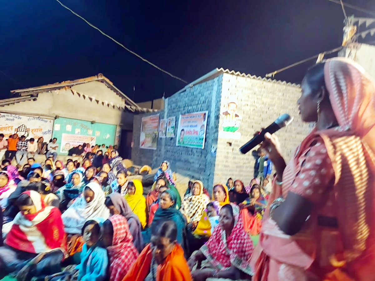 चुनाव प्रचार के लिए नपं अध्यक्ष प्रत्याशी सुनील ठाकुर को  महिला ने दी महतारी वंदना की 1000 की राशि