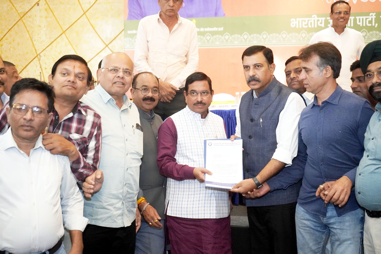 केंद्रीय मंत्री को चैंबर ने बजट प्रावधान सुझाव को लेकर सौंपा ज्ञापन