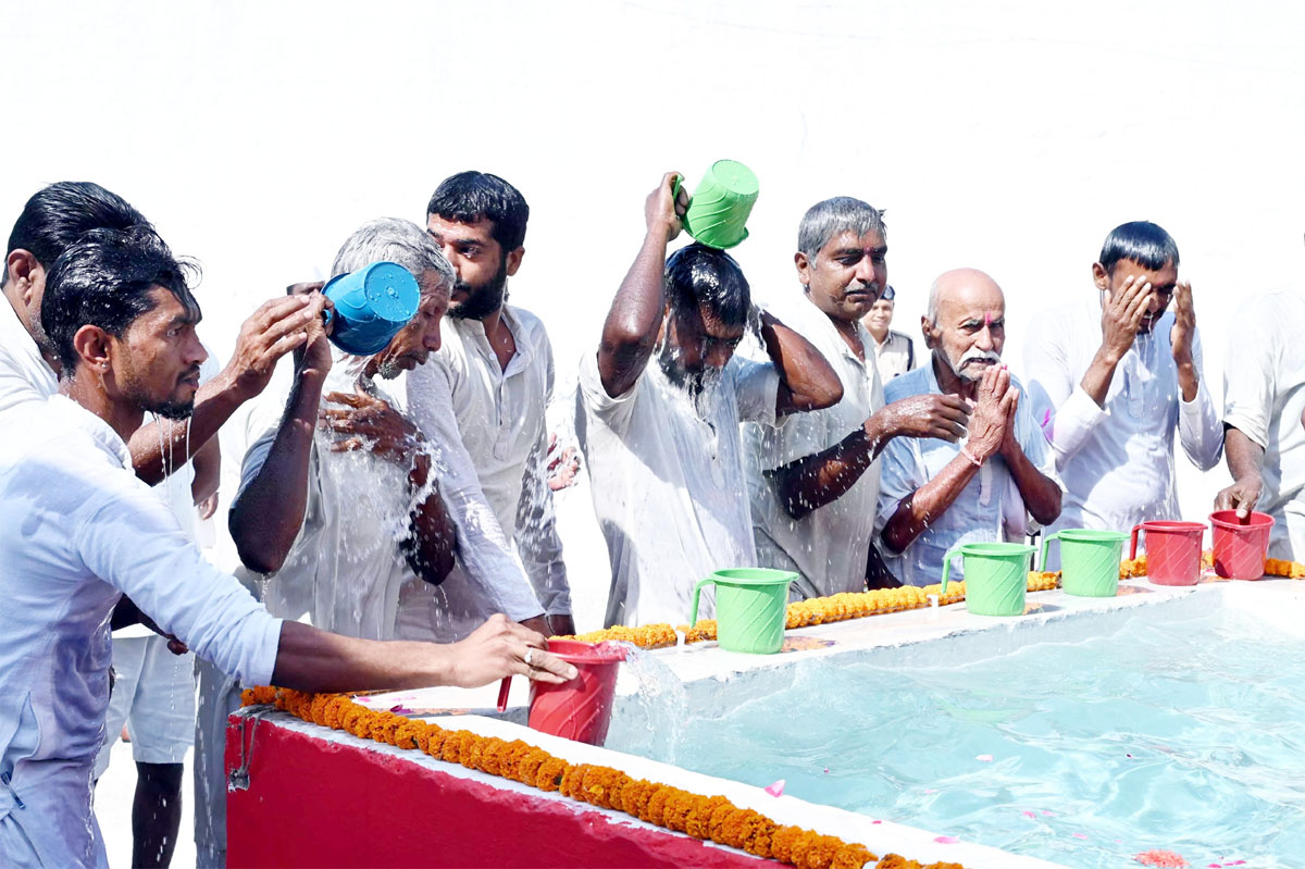जेलों में बंदियों ने किया महाकुंभ स्नान, आयोजन के लिए मुख्यमंत्री साय को दिया धन्यवाद जेलों में बंदियों ने किया महाकुंभ स्नान, आयोजन के लिए मुख्यमंत्री साय को दिया धन्यवाद