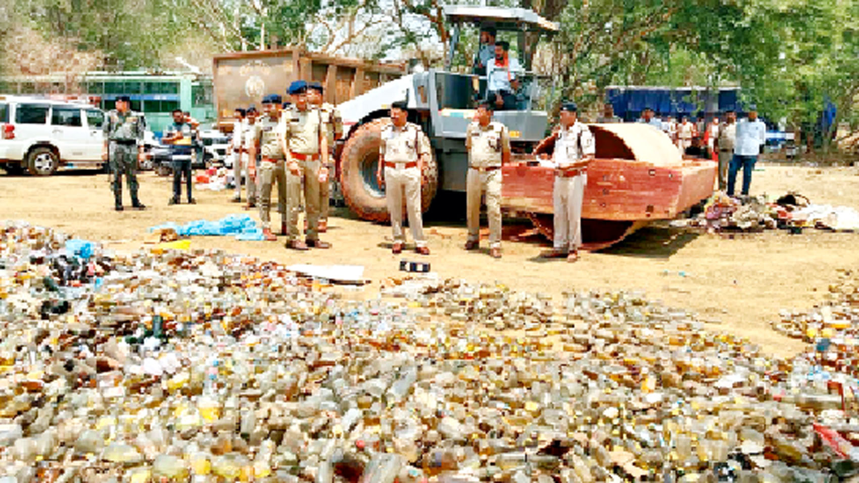 माना थाना परिसर में सवा करोड़ की जब्त शराब को बुलडोजर चलाकर किया जमींदोज माना थाना परिसर में सवा करोड़ की जब्त शराब को बुलडोजर चलाकर किया जमींदोज