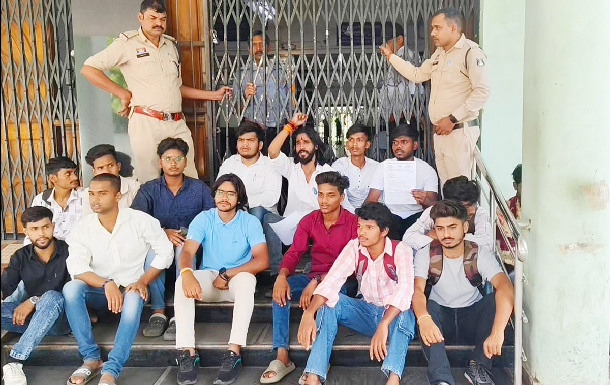 NSUI ने विश्वविद्यालय में सेमेस्टर परीक्षा तिथि बढ़ाने व शैक्षणिक समस्याओं को लेकर घंटों किया गया प्रदर्शन