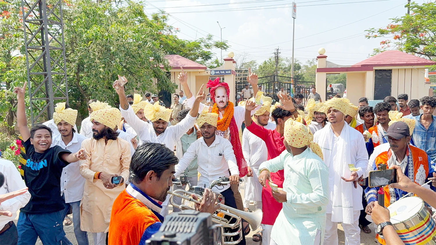 एनएसयूआई ने निकाली भ्रष्टाचार की बारात; कृषि विश्वविद्यालय में करोड़ों के घोटाले का लगाया आरोप