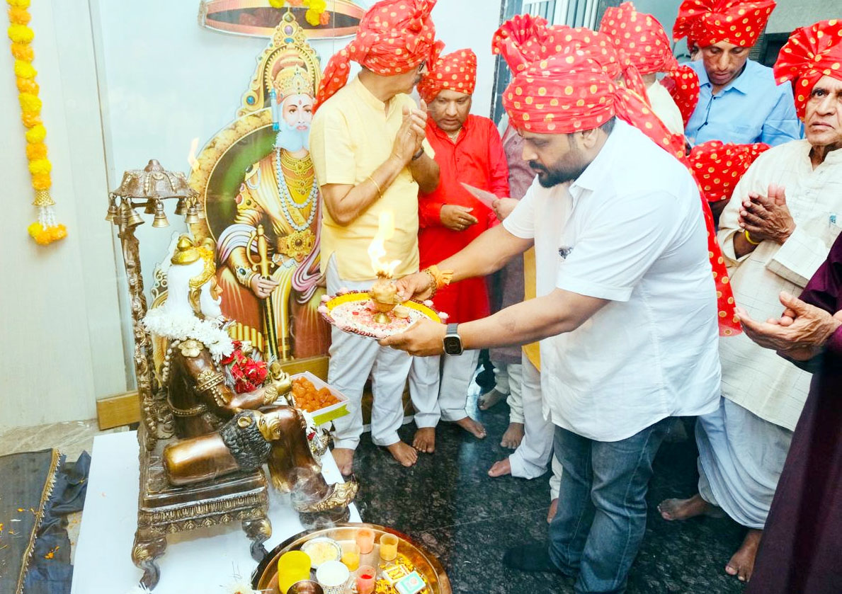 अग्रसेन जयंती पर छत्तीसगढ़ी अग्रवाल समाज ने पूजा अर्चना कर निकाली भव्य शोभायात्रा