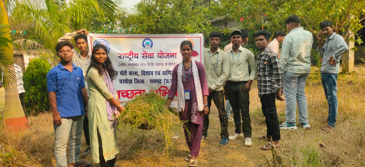 स्वच्छता ही सेवा है थीम पर आधारित स्वच्छता का संदेश देता हुआ डॉ भंवर सिंह पोर्ते महाविद्यालय घरघोड़ा रासेयो इकाई