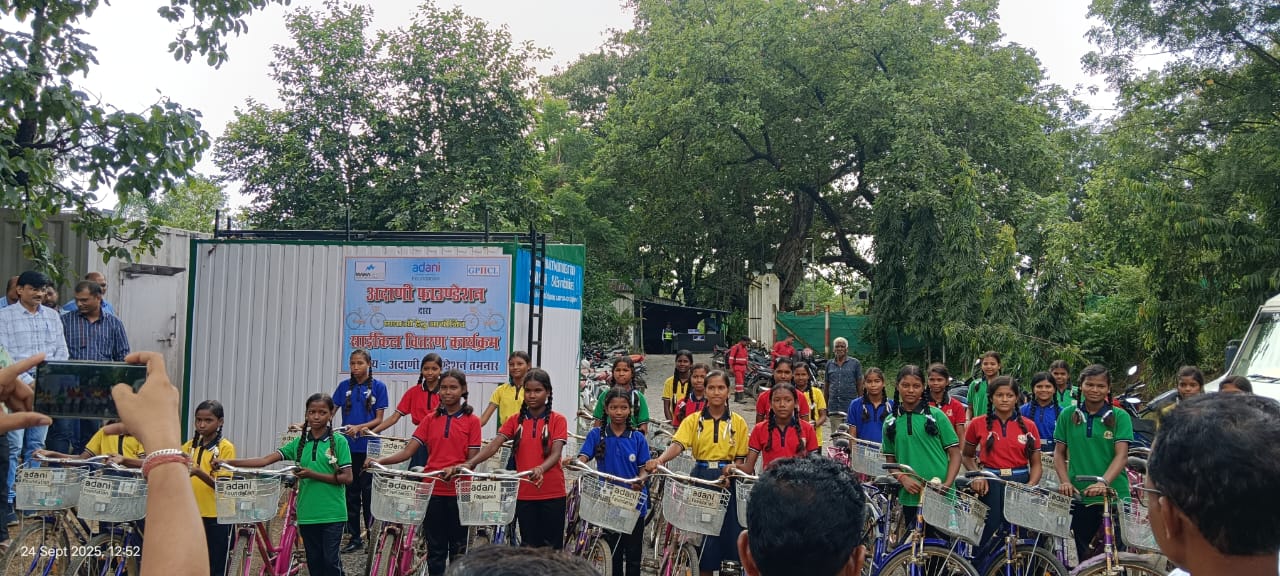अडानी फाउंडेशन ने महाजेनको प्रभावित क्षेत्र में स्कूली बच्चियों को भेंट की साइकिलें अडानी फाउंडेशन ने महाजेनको प्रभावित क्षेत्र में स्कूली बच्चियों को भेंट की साइकिलें