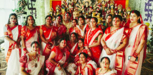 कोलकाता के तर्ज पर नवरात्रि में ब्लॉक कॉलोनी घरघोड़ा की महिला मंडली ने सिंदूर खेला मां दुर्गा की किया सिंगार