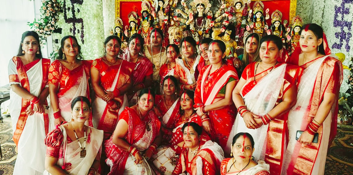कोलकाता के तर्ज पर नवरात्रि में ब्लॉक कॉलोनी घरघोड़ा की महिला मंडली ने सिंदूर खेला मां दुर्गा की किया सिंगार