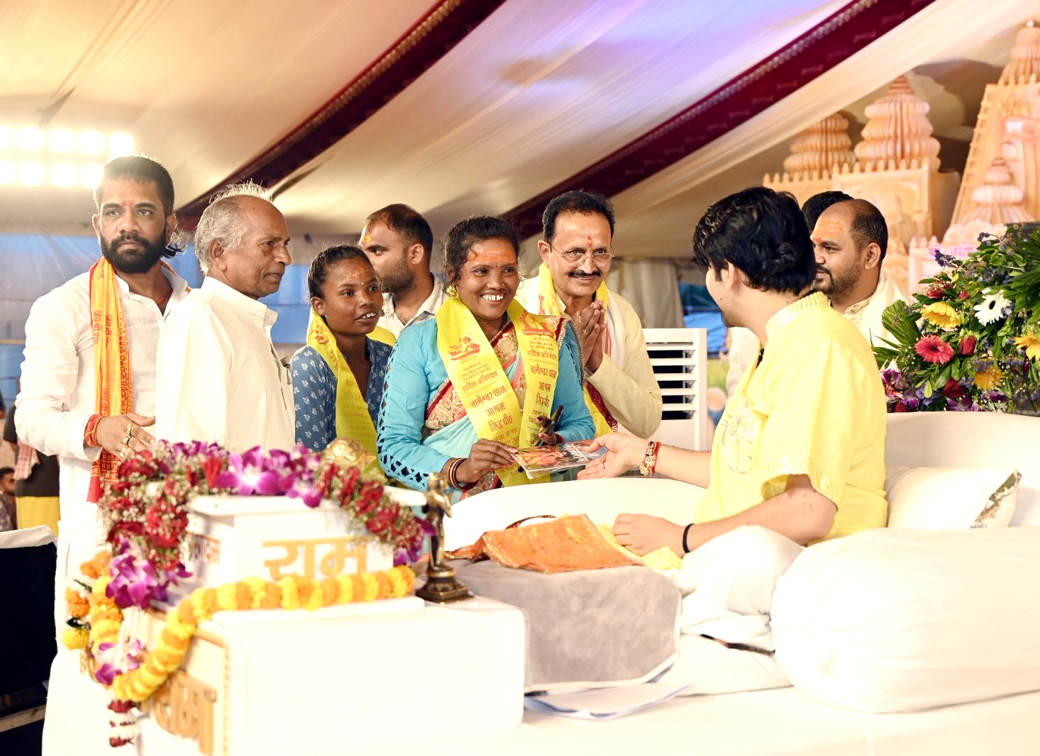 हनुमंत कथा के तीसरे दिन लगा दिव्य दरबार, हुई घर वापसी