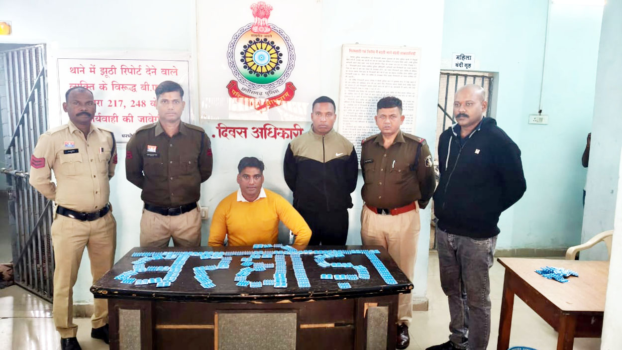 1008 प्रतिबंधित नशीली कैप्सूल के साथ सप्लायर गिरफ्तार 1008 प्रतिबंधित नशीली कैप्सूल के साथ सप्लायर गिरफ्तार