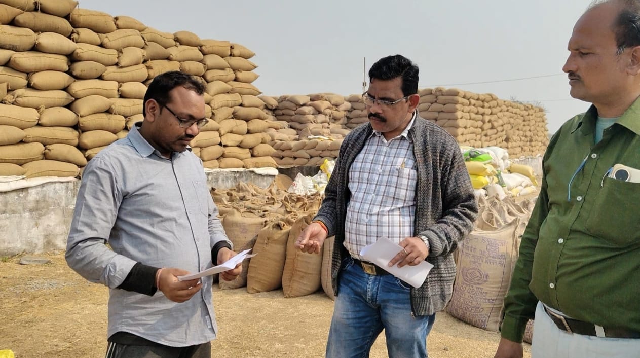 धान खरीदी केंद्र टुंडरी में व्यवस्थाओं का सहकारिता विस्तार अधिकारी ने किया गहन निरीक्षण