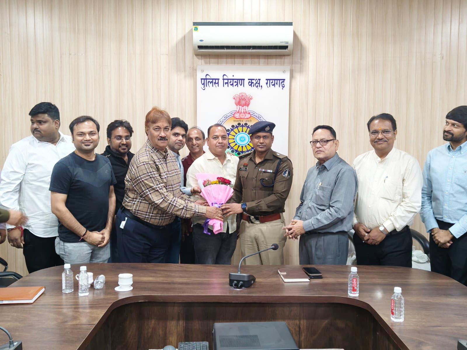 सराफा दुकानों की सुरक्षा हुई सख्ती; एडिशनल एसपी अनिल सोनी ने कंट्रोल रूम में ली महत्वपूर्ण बैठक सराफा दुकानों की सुरक्षा हुई सख्ती; एडिशनल एसपी अनिल सोनी ने कंट्रोल रूम में ली महत्वपूर्ण बैठक