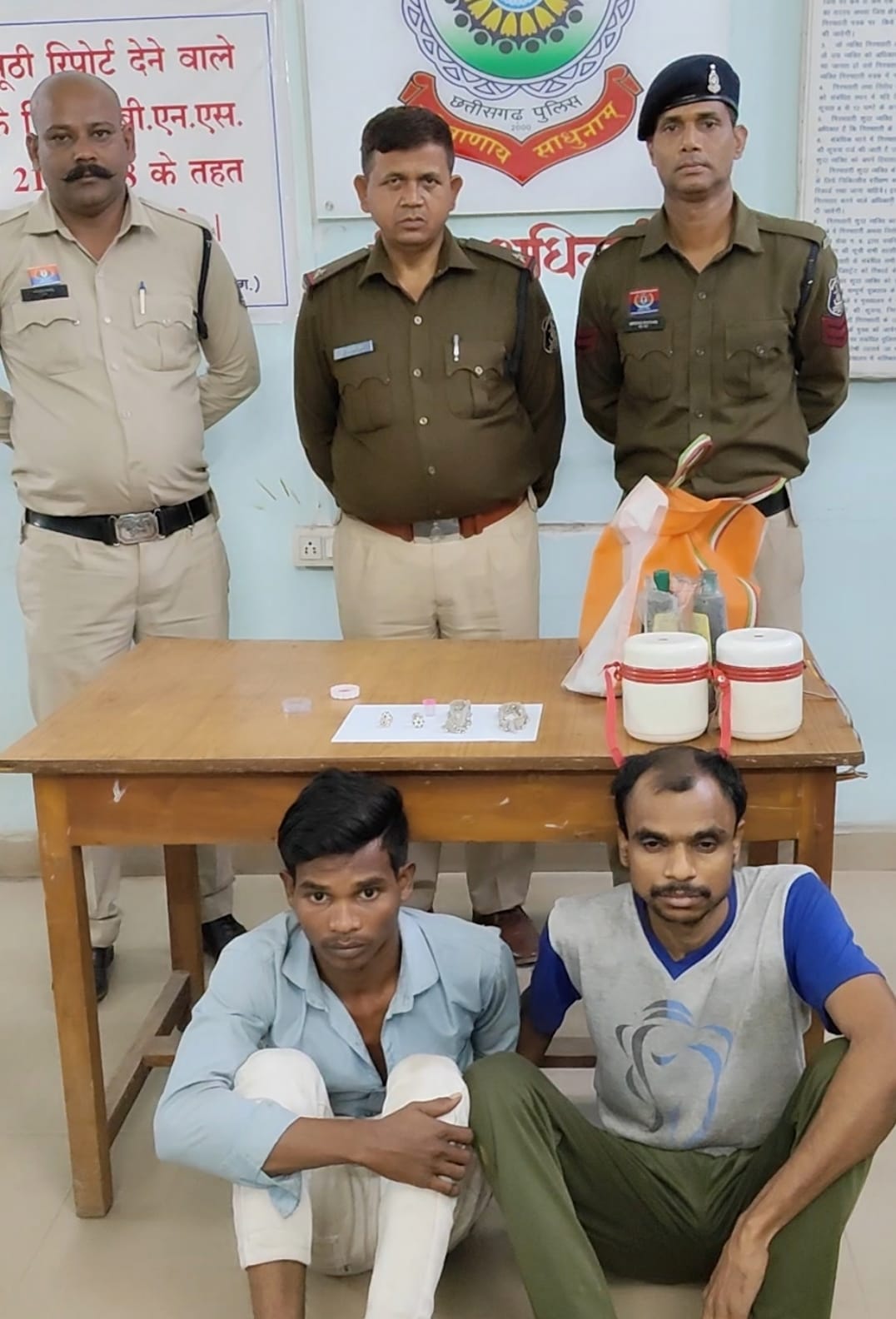 नावापारा टेण्डा में मकान और राशन दुकान चोरी का पुलिस ने 24 घंटे में किया खुलासा, तीन आरोपी गिरफ्तार नावापारा टेण्डा में मकान और राशन दुकान चोरी का पुलिस ने 24 घंटे में किया खुलासा, तीन आरोपी गिरफ्तार