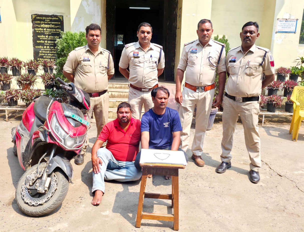 फर्जी पुलिस बनकर सोने की माला झपटने वाले दो आरोपी गिरफ्तार, चक्रधरनगर पुलिस की त्वरित कार्रवाई