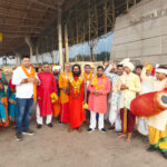 रायपुर एयरपोर्ट पर स्वामी ब्रह्मचारी रक्तांबर जी महाराज का भव्य स्वागत