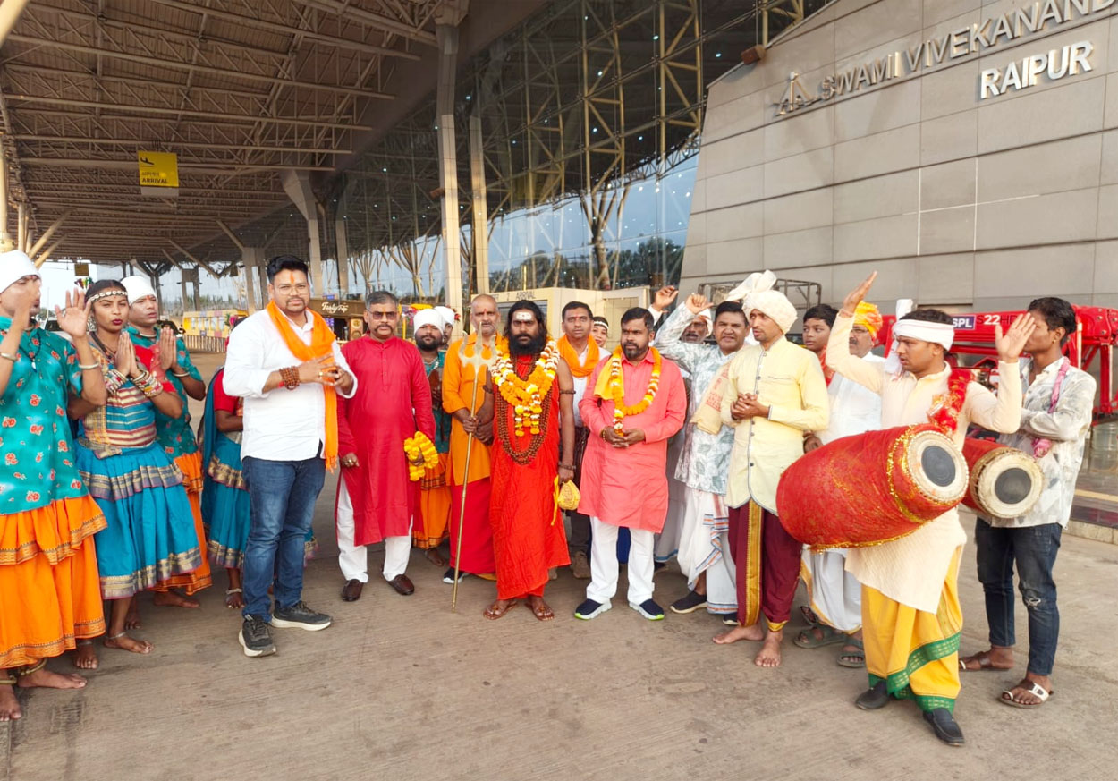 रायपुर एयरपोर्ट पर स्वामी ब्रह्मचारी रक्तांबर जी महाराज का भव्य स्वागत