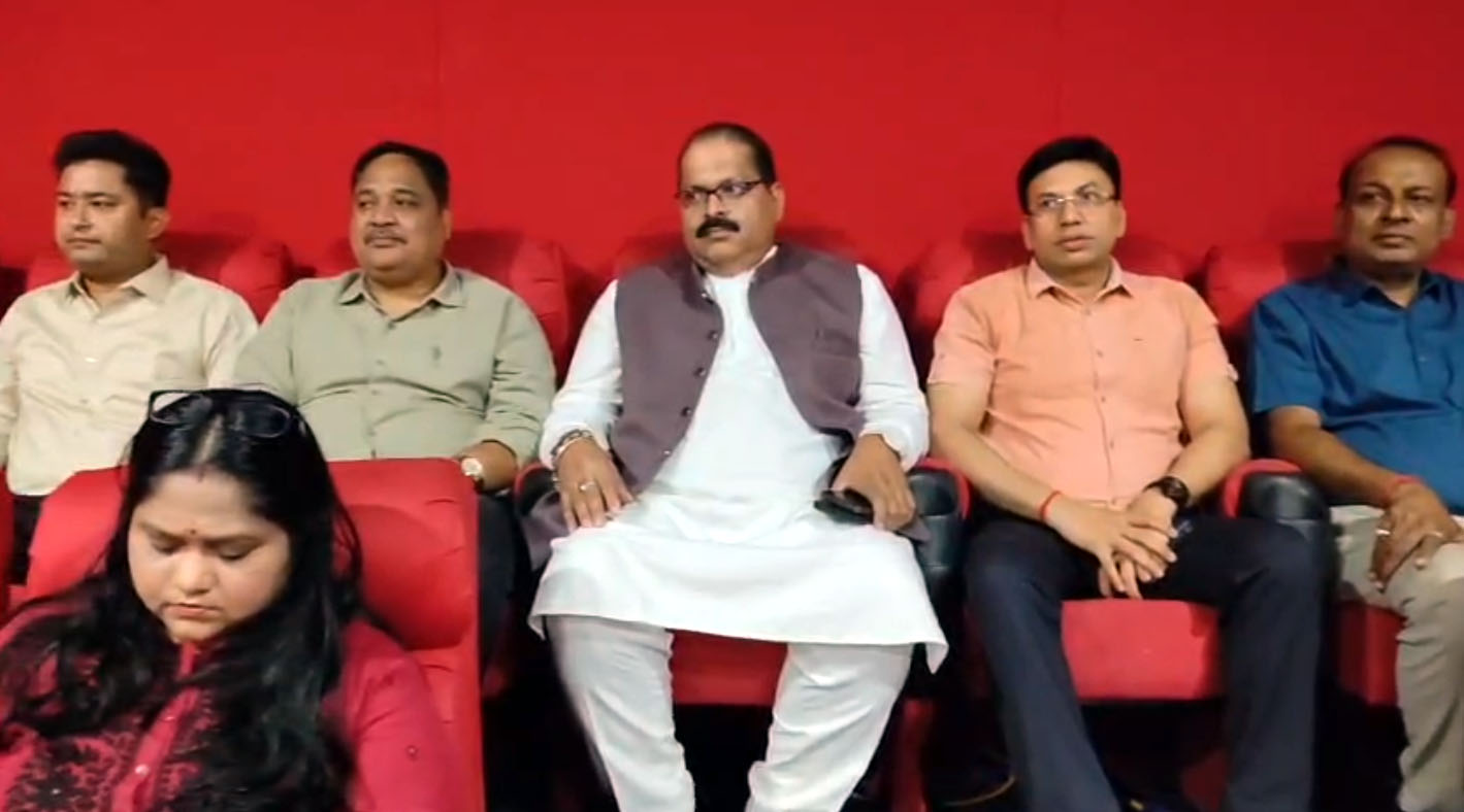 रायगढ़ पुलिस की अनूठी पहल: घरघोड़ा के ए.के. सिनेमा में ‘खौफ द डिजिटल वार’ का भव्य प्रदर्शन, एसएसपी शशि मोहन सिंह की अदाकारी ने जीता दिल रायगढ़ पुलिस की अनूठी पहल: घरघोड़ा के ए.के. सिनेमा में ‘खौफ द डिजिटल वार’ का भव्य प्रदर्शन, एसएसपी शशि मोहन सिंह की अदाकारी ने जीता दिल