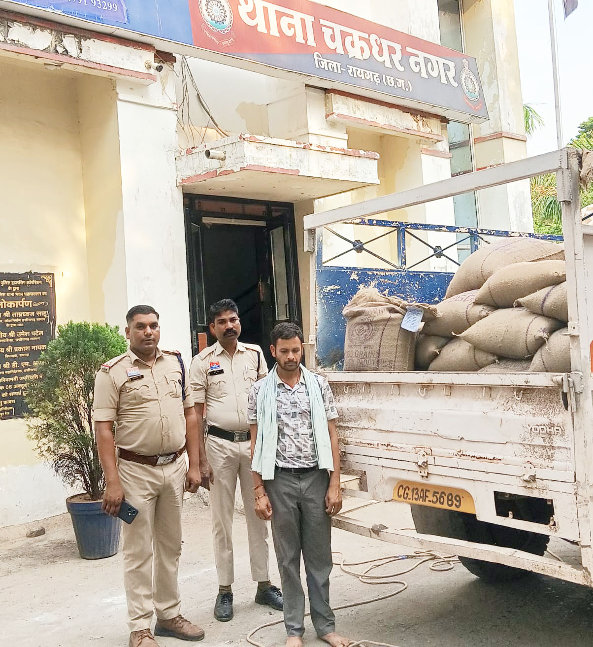 30 क्विंटल चावल सहित पिकअप जब्त, चालक पर कार्रवाई 30 क्विंटल चावल सहित पिकअप जब्त, चालक पर कार्रवाई