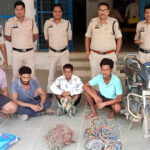 खेतों से ट्यूबवेल के तांबा तार चोरी करने वाले तीन चोर सहित खरीदार गिरफ्तार, पुसौर पुलिस की बड़ी कार्रवाई