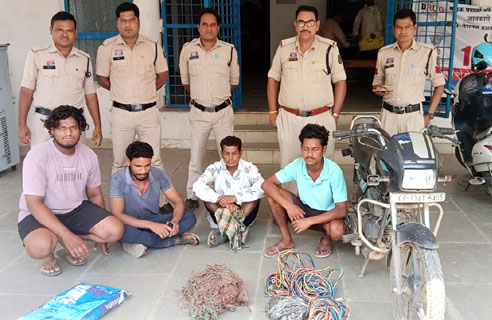 खेतों से ट्यूबवेल के तांबा तार चोरी करने वाले तीन चोर सहित खरीदार गिरफ्तार, पुसौर पुलिस की बड़ी कार्रवाई
