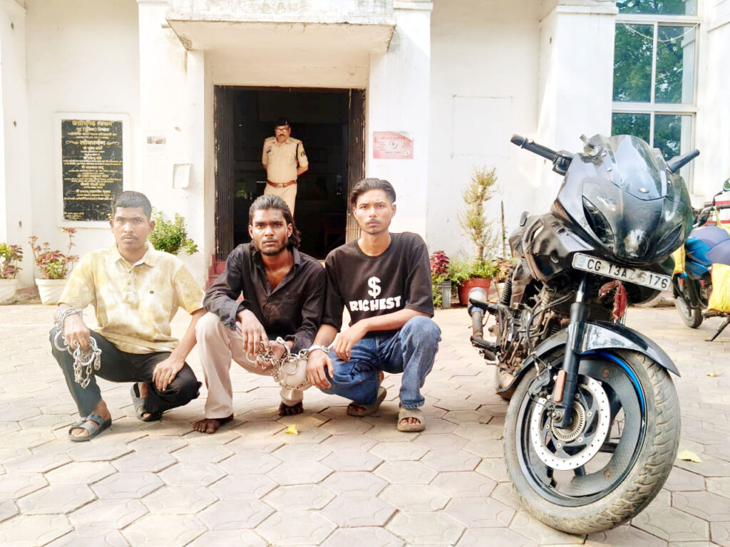 ऑपरेशन क्लीन हंट में बड़ी सफलता: लूट के 3 आरोपी गिरफ्तार, मोबाइल और बाइक बरामद